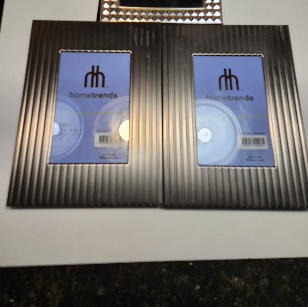 (2) Hometrends 4 x 6 in. Picture Frames Silver Metal Stripe Design